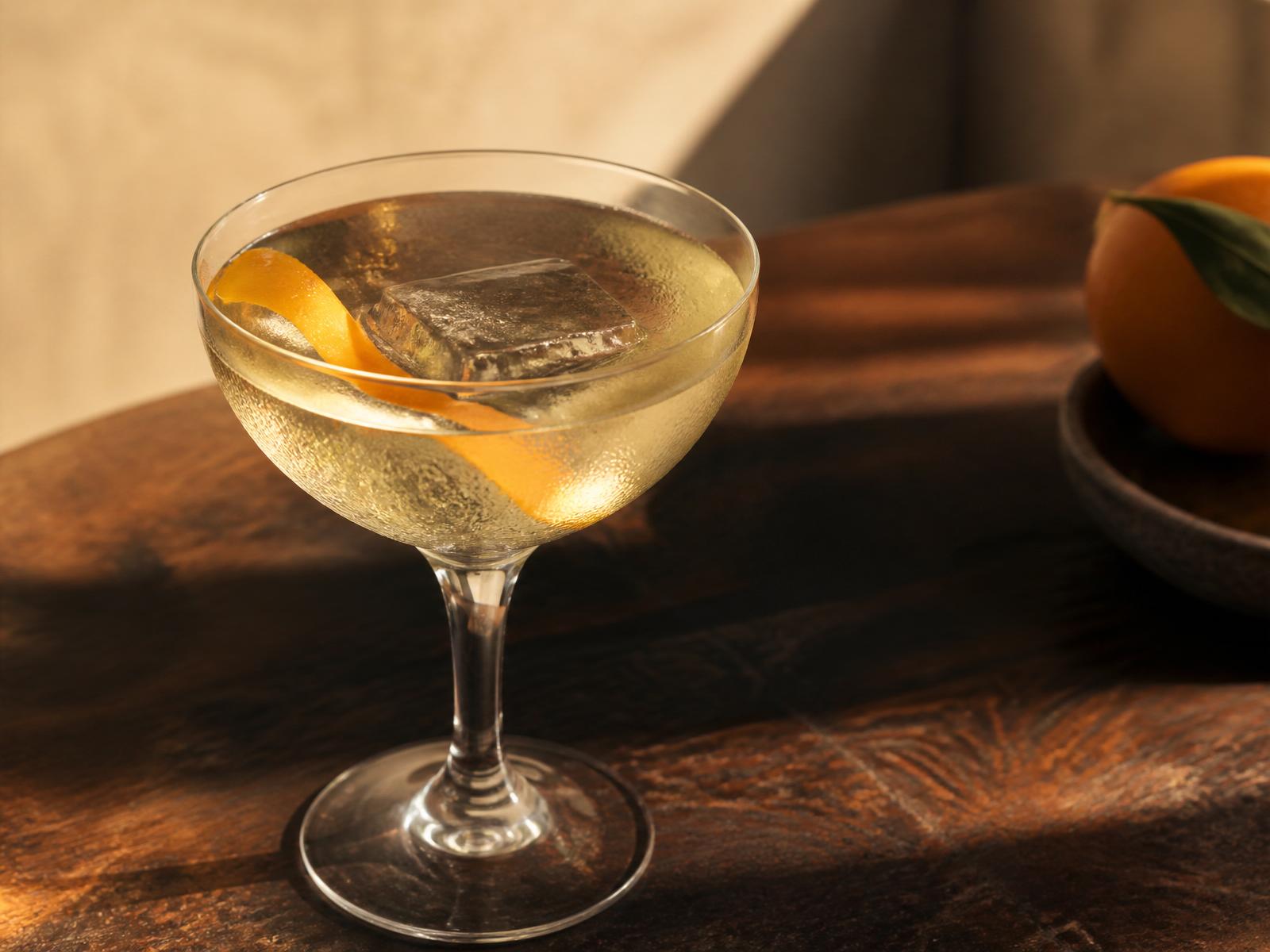 Ett kylt glas Vermouth di Torino Bianco med citrusskal